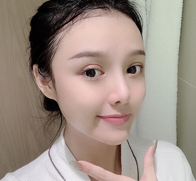 有一种乳膏，最近火爆了，搓一下黑头毛孔全消失，网友：堪比换脸