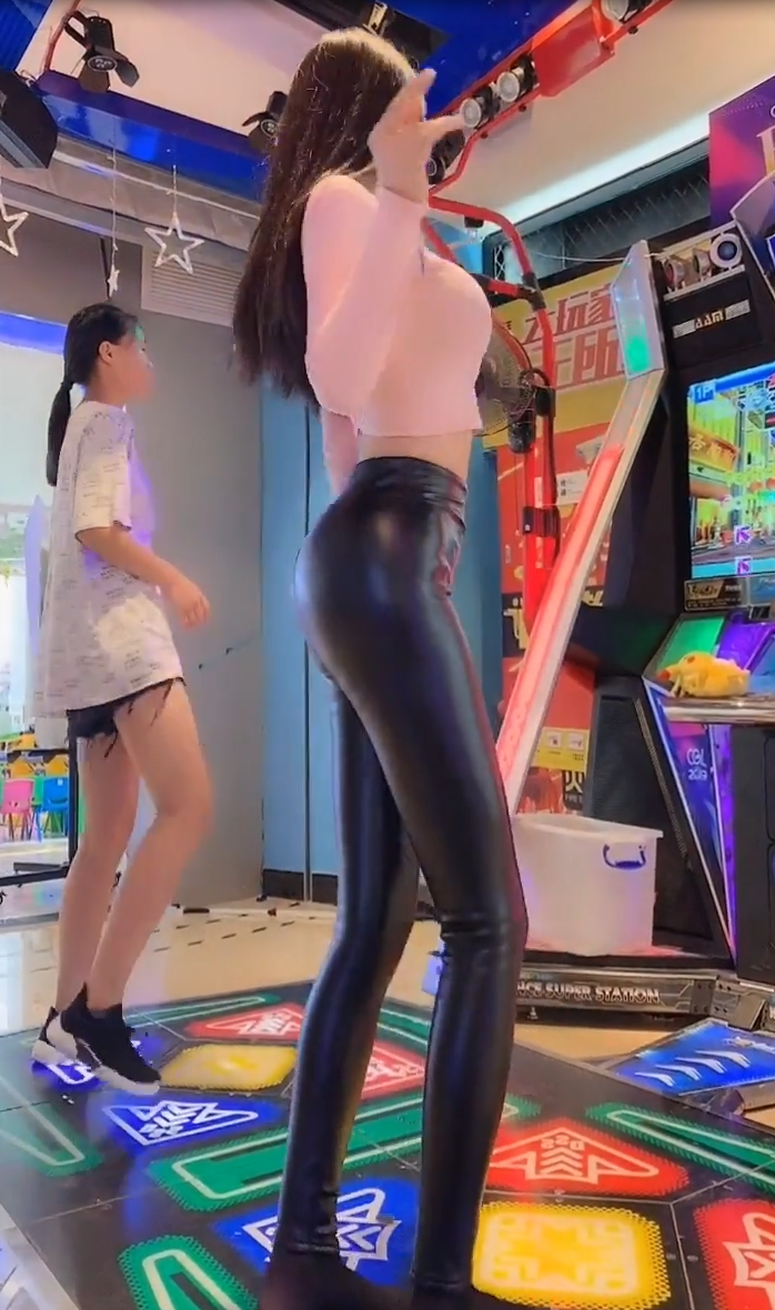 夏天穿皮裤，是为了瘦腿吗？