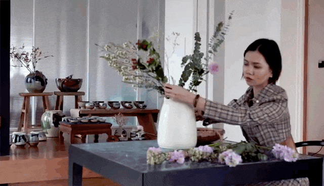 她改造了一个旧车间, 6个老友住在一起, 过起了“无界生活”