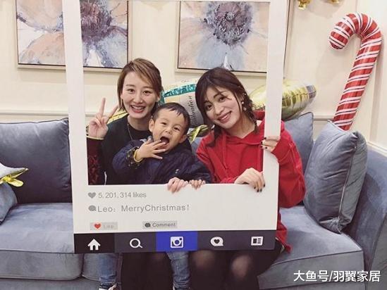 一起參觀李好住的豪宅，客廳有個超大的電視柜，在家經常做飯