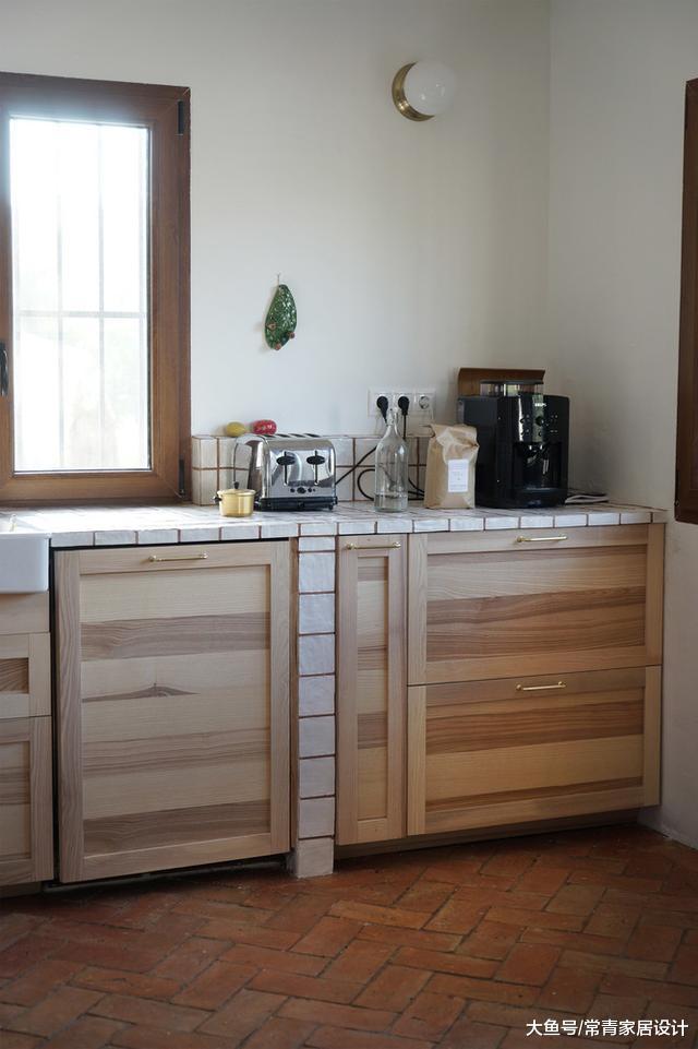 住一楼120平，如今农村都不用的红砖，他家拿来铺地面！够接地气