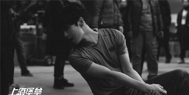 鹿晗电影还没上映，忽然官宣一部新剧，女主竟是《欢乐颂》中的她