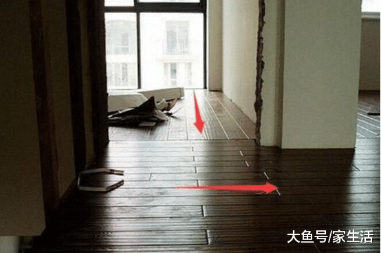 师傅这样铺地板，说这种铺法好看，但业主不买账，一看就让他重装