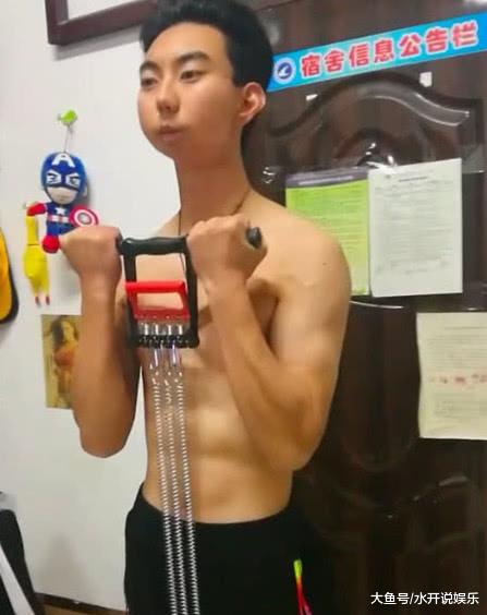 男大学生在宿舍狂练肌肉，却因颜值走红，网友：出道吧！