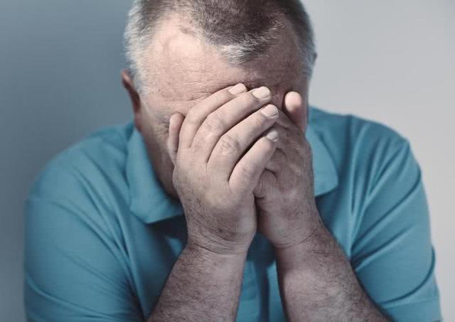 衰老|男人开始变老,身体4处会跟着“变小”,占了一个,也很难藏得住!