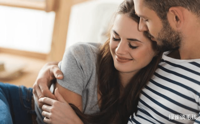 约会的时候，男人别只会抱抱，女人喜欢男人做以下4个调皮的动作