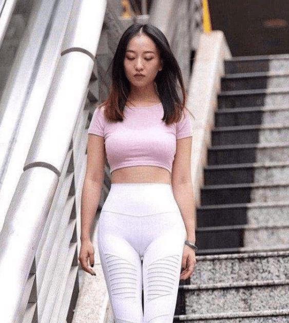 身穿紧身裤的气质美女, 不管走到哪都非常受人欢迎!