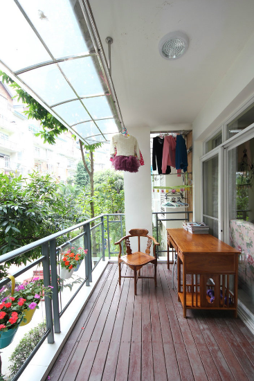 阳台一定要吊顶？不，这样简简单单装其实效果也很棒呢！