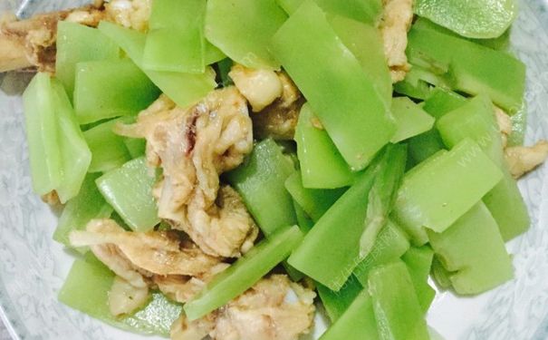 莴笋炒鸡肉，特别好吃，老人小孩都爱吃，老婆能吃一大锅