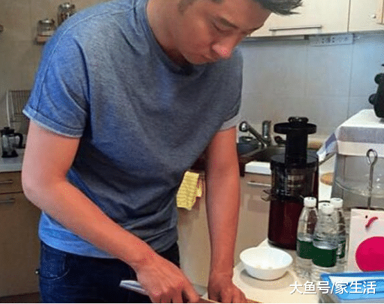 任重晒出自己住的房子，一看厨房这么凌乱，就知平时经常下厨了