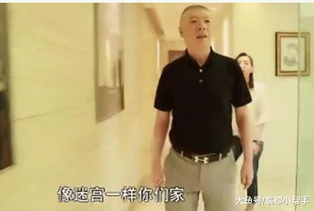 看看冯小刚现实的豪宅，面积十分大，家里挂着很多名画