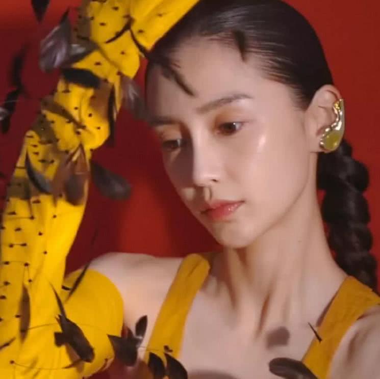 baby“婴儿发际线”太惊艳！故意勒紧头皮拍广告，却让全网看呆了