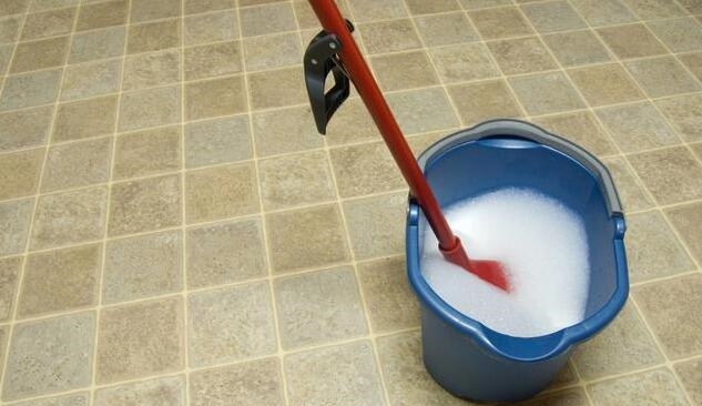 拖把用久了又臭又脏？先别急着扔，学学下图这样做，简单还实用