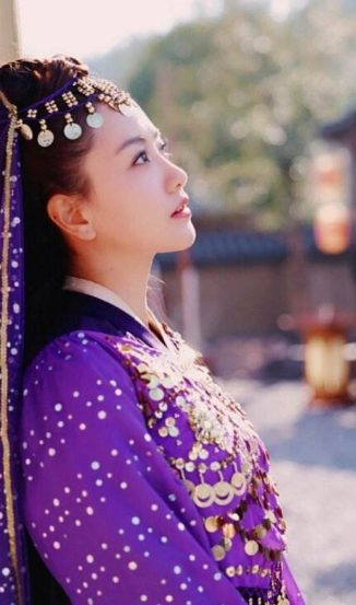 本为出身尊贵的公主，在嫁给权臣之子后