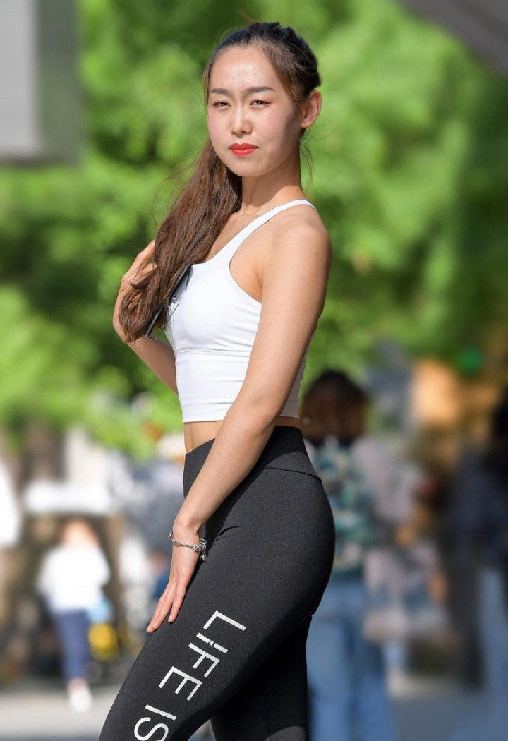 新款的英文修身裤 别小看它 很适合运动型女人穿吧 荆门网