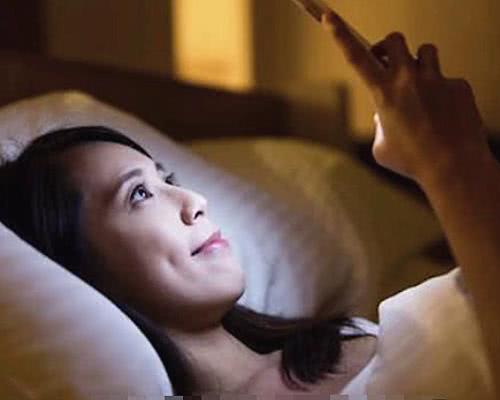 晚上躺着玩手机，这3个问题迟早“找上你”，最后一个很严重