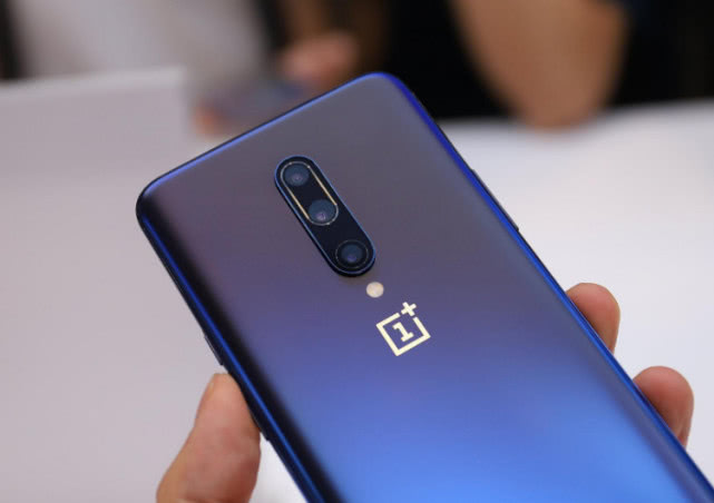 刘作虎嘲讽友商：一加7Pro用惯了，别的手机好卡？你就吹吧！