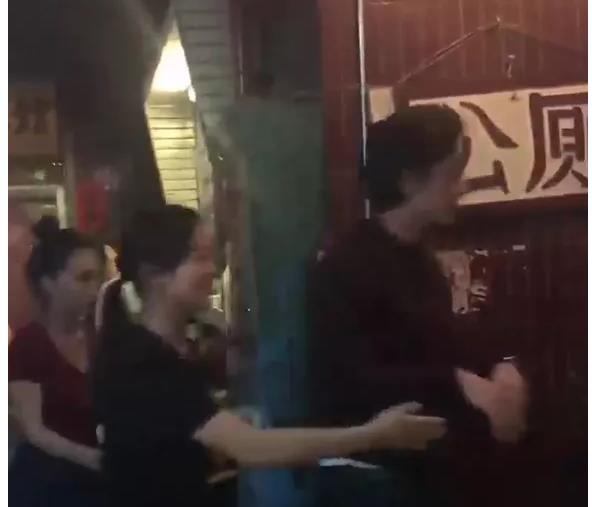 胡歌、吴京现身长沙火宫殿，4人私下约饭，连上公厕也被围观