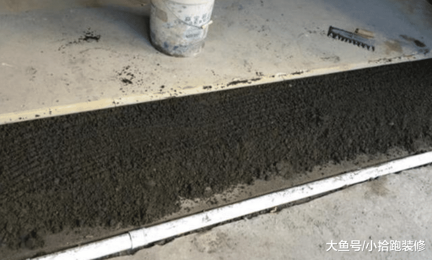 只是铺个过门石，泥工却要400块，业主直说：铺好就走吧