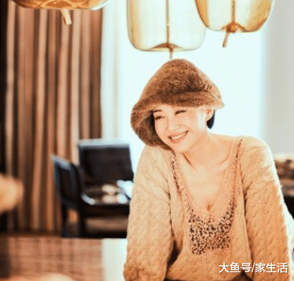 许晴晒出自己家豪宅，满屋子都是衣服首饰，难怪一点也不像50岁