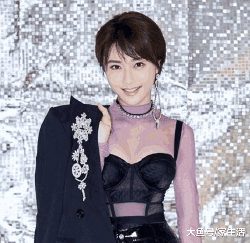 陈冰曝出自己住的豪宅，家里衣服也太多了，连客厅也堆满衣服