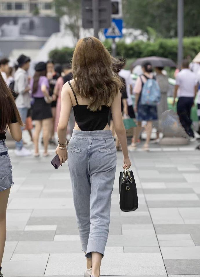 街拍：小姐姐穿泳衣逛街，还敢更有个性点吗？