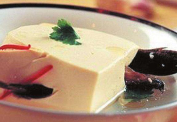 中国名菜泥鳅钻豆腐，泥鳅真的会钻到豆腐里吗打开锅盖太吃惊