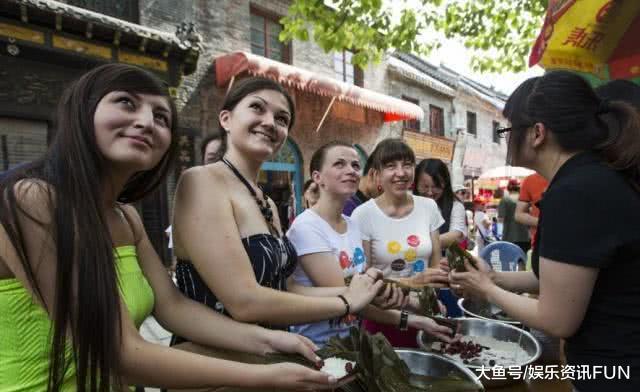 用中文写“不欢迎中国人”，对中国游客拳打脚踢，今下场罪有应得