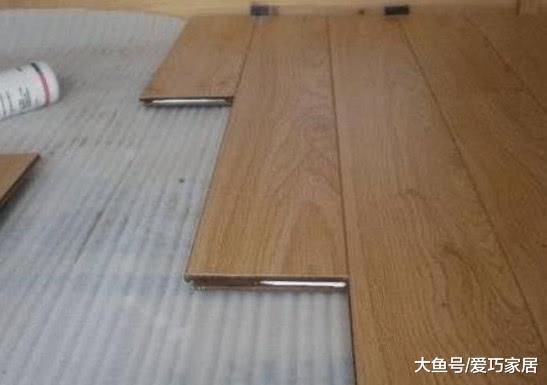 头一次见有人在旧瓷砖上铺木地板，方便又省钱，后悔知道晚了