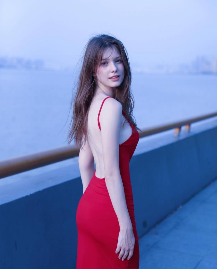 6724岁俄罗斯赫本走红当看到正脸之后网友这谁顶得住啊