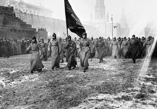 史上最“不堪入目”的阅兵, 战争一触即发, 救护车随时待命!