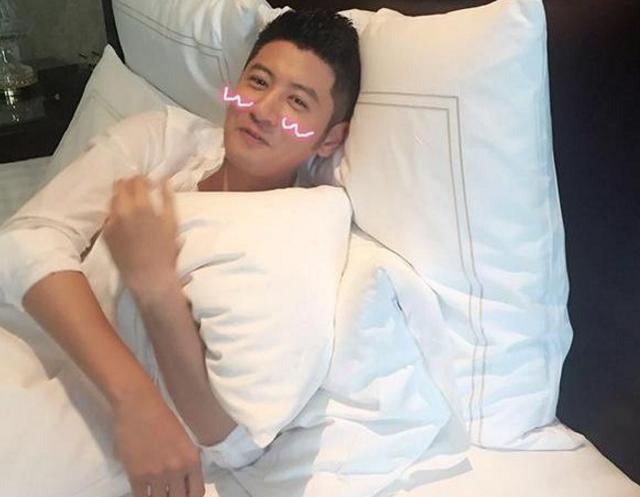 任重晒自己的豪宅，平时在家也喜欢看综艺节目，生活中从不吃快餐