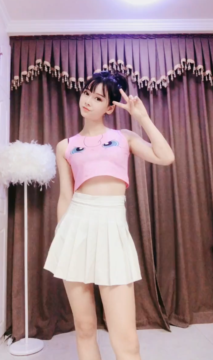 少妇卡通T恤搭配百褶裙，变身小可爱