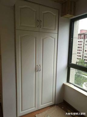 95平三房改造，陽臺和客廳中間只有半截墻，還挺好看的