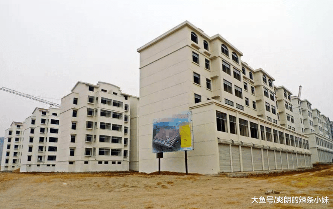 农村住房迎来好消息，今年的“统一拆迁”？新房现金农民随便选！