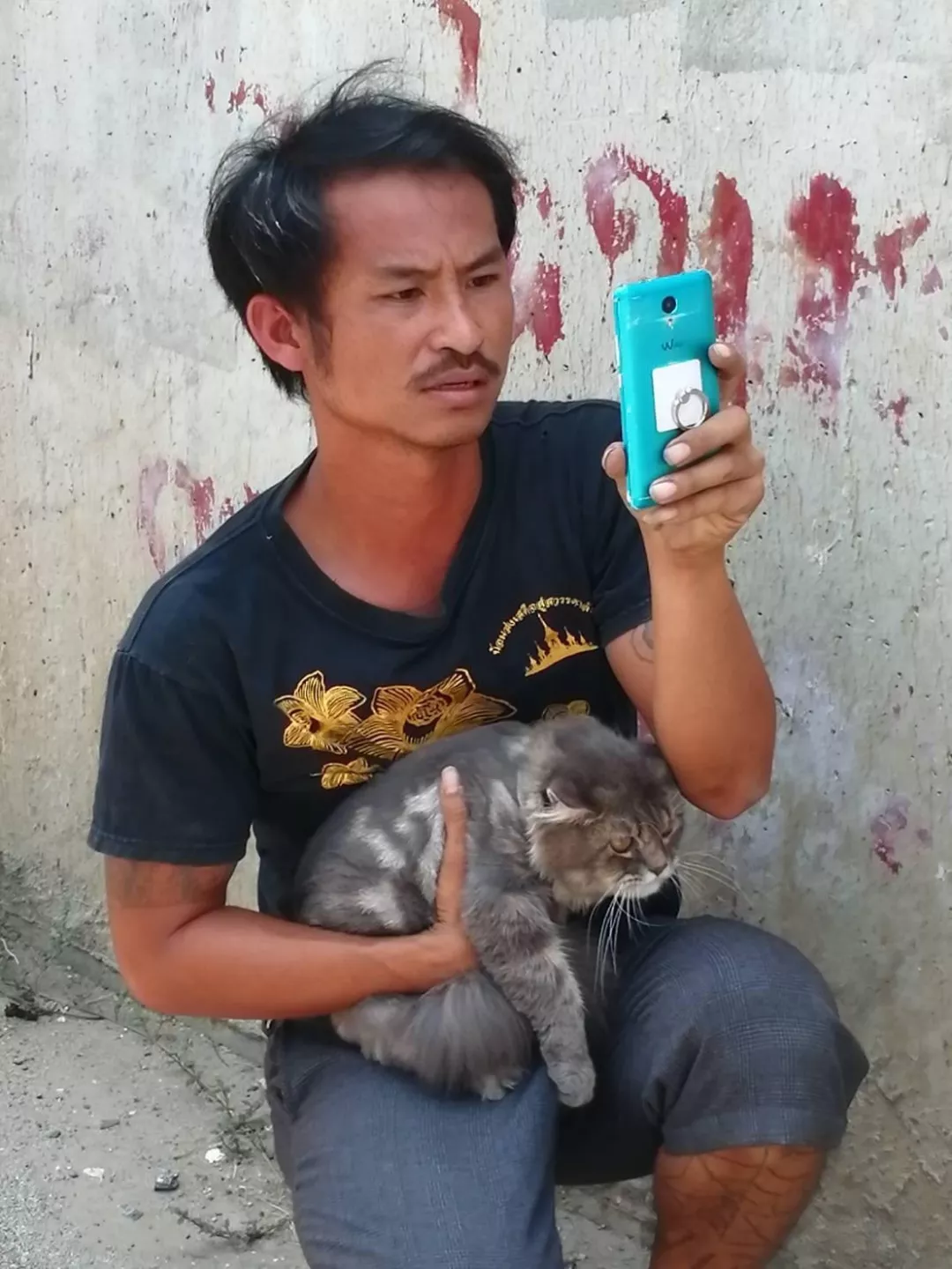 ?汽车起火，他放弃财物抱起猫咪迅速逃离，小哥：要走一起走