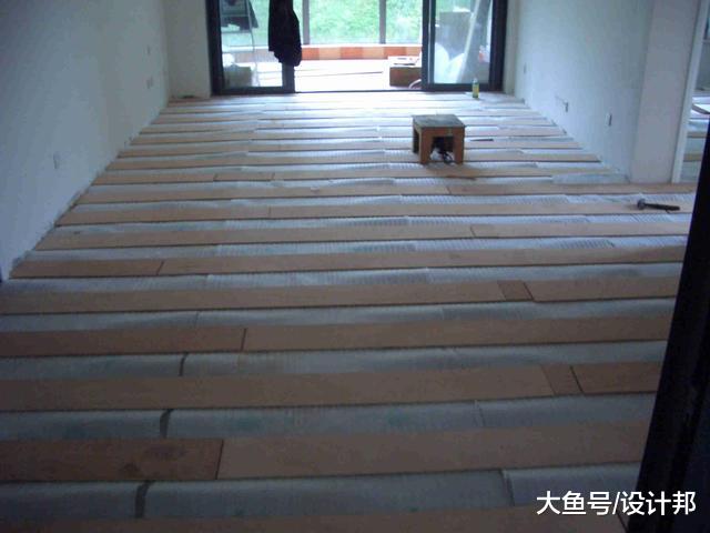 实木地板到底怎么铺才不会变形？后悔我家铺早了还铺错了！
