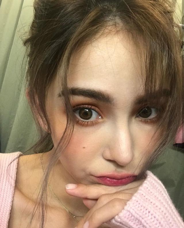 昆凌晒素颜自拍自信大方,罕见皮肤满脸雀斑,皮肤太白嫩了