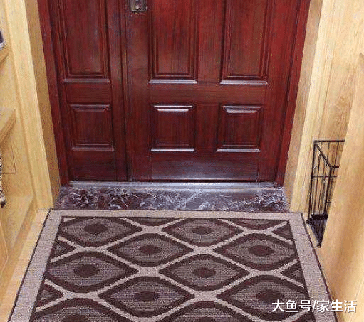 有錢人家都這樣擺放地墊，太聰明了，看完才知自家擺錯了
