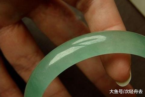 ＂只需一碗水，轻松分辨翡翠手镯真假，黑心商贩：要转行了＂