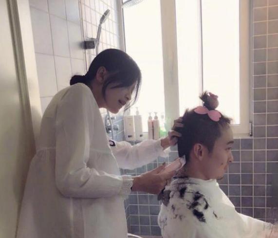 带你参观孙怡的豪宅，床上还放着不少零食，夫妻俩还像个大小孩