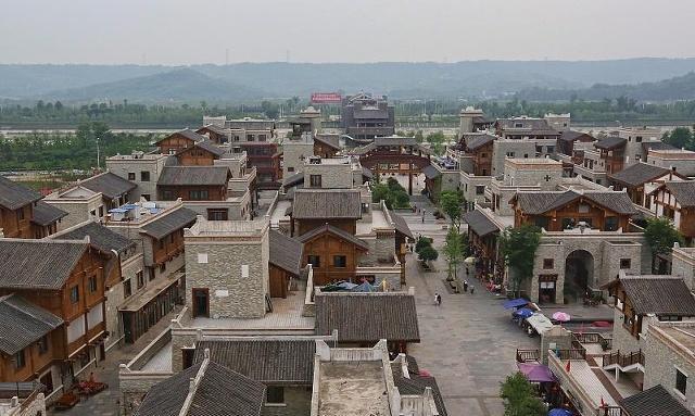 有楼盘促销从9千降到7千多，业主要退房：凭什么降价那么多？