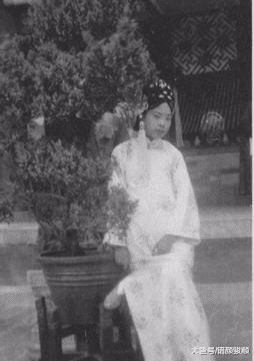 老太太把祖傳的金釵拿去鑒定，專家鑒定后驚呼，請問您父親是？