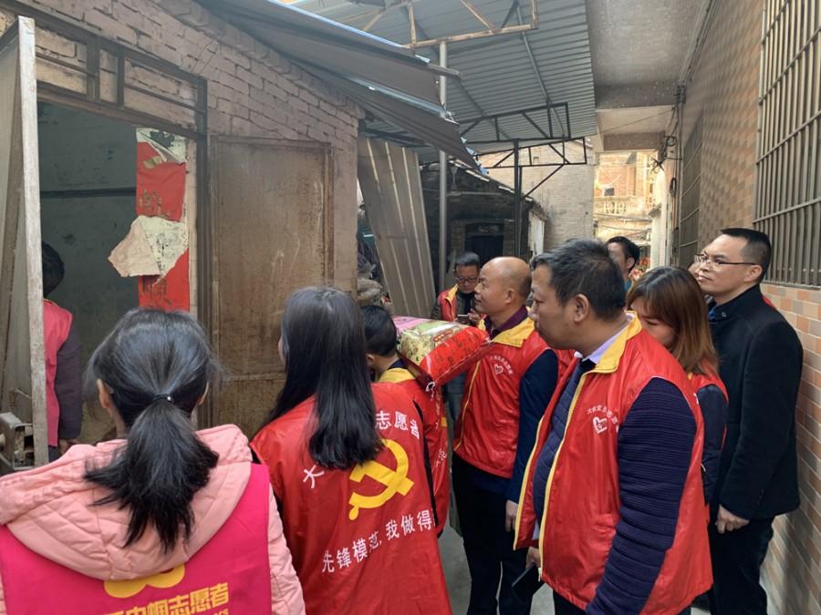 迎新春 暖人心！全鋁家居行業協會探訪大鎮社區多個困難家庭！