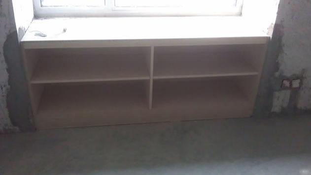 新房飘窗一锤砸下去，里面都是建筑垃圾，开发商：谁让你砸的？