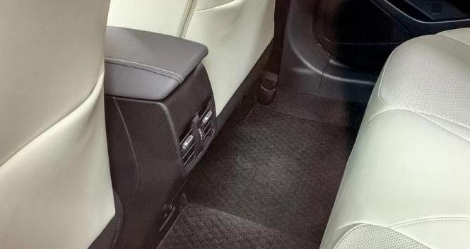 2019款一汽丰田卡罗拉现身街头，轴距超朗逸，配独立悬挂，又要火