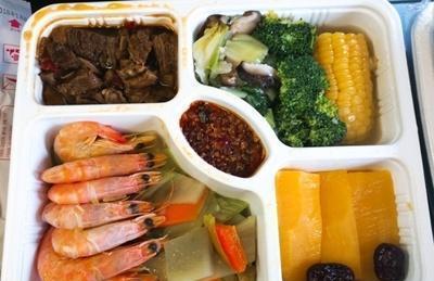 65元的高铁盒饭对比85元的迪士尼盒饭，网友：没有对比就没有伤害