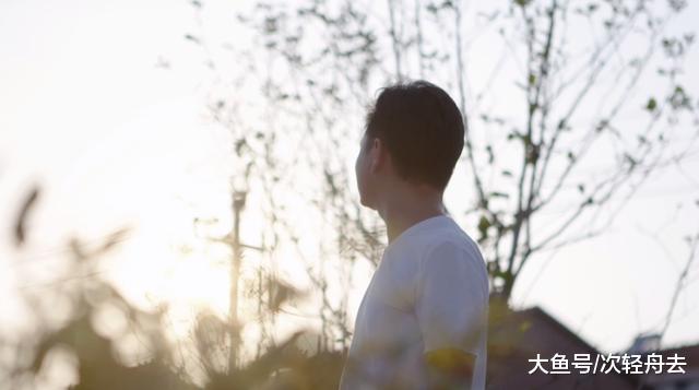 ＂小小一个桃核，他把玩了十年，刻出了自己的“写意核雕”＂