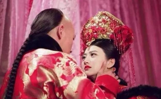 多铎从小聪明伶俐，努尔哈赤生前尤为宠爱这个幼子，多尔衮同母弟