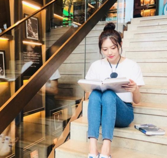 带你看看黄梦莹住的豪宅，室内装修简约又时尚，设计师一看都夸赞